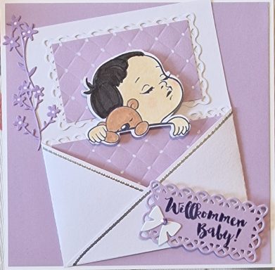 Baby mit Teddy in einem Umschlag, umgeben von lila Hintergrund und zarten Verzierungen.